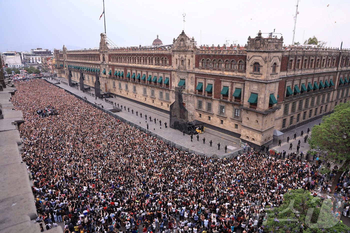 BTS fans filling Zócalo Square in Mexico City cheer for the members appearing on the balcony of the Presidential Palace on the 6th (local time).
