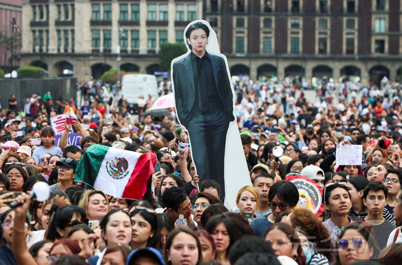 While BTS members converse with Mexican President Claudia Sheinbaum at the Presidential Palace on the 6th (local time), Zócalo Square in front of the palace is packed with BTS fans.