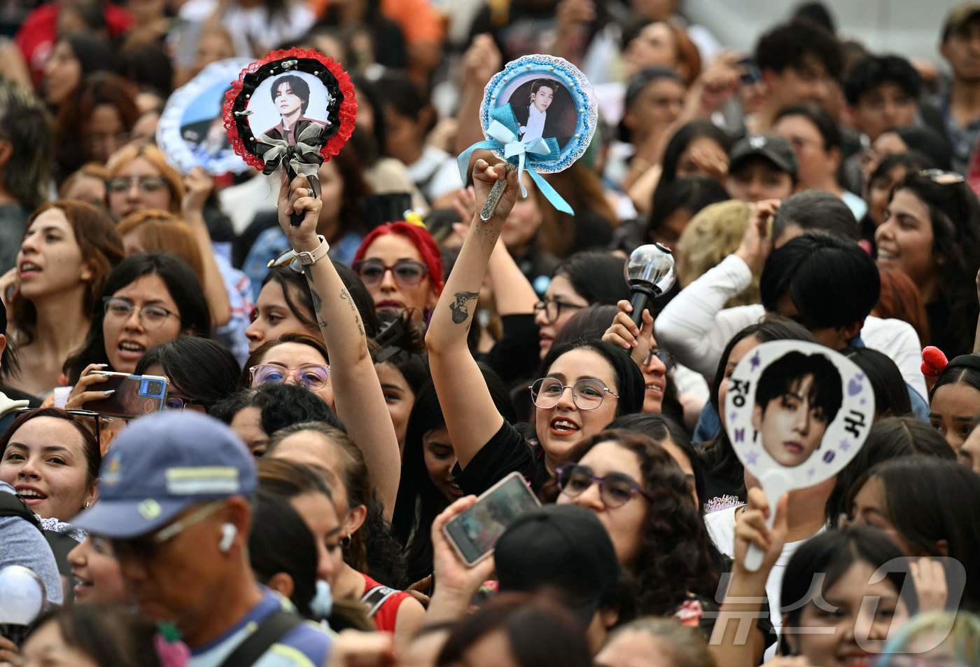 While BTS members converse with Mexican President Claudia Sheinbaum at the Presidential Palace on the 6th (local time), Zócalo Square in front of the palace is packed with BTS fans.