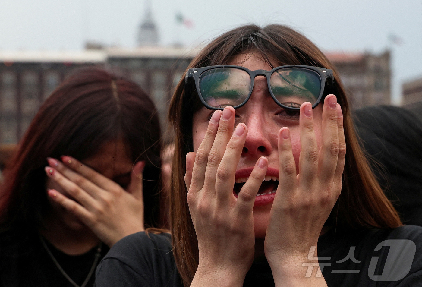 While BTS members converse with Mexican President Claudia Sheinbaum at the Presidential Palace on the 6th (local time), BTS fans in Zócalo Square are seen shedding tears of emotion.
