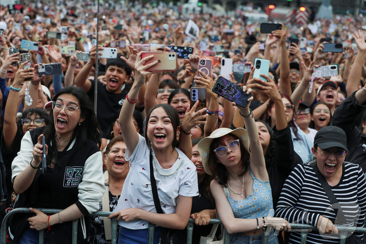While BTS members converse with Mexican President Claudia Sheinbaum at the Presidential Palace on the 6th (local time), Zócalo Square in front of the palace is packed with BTS fans.