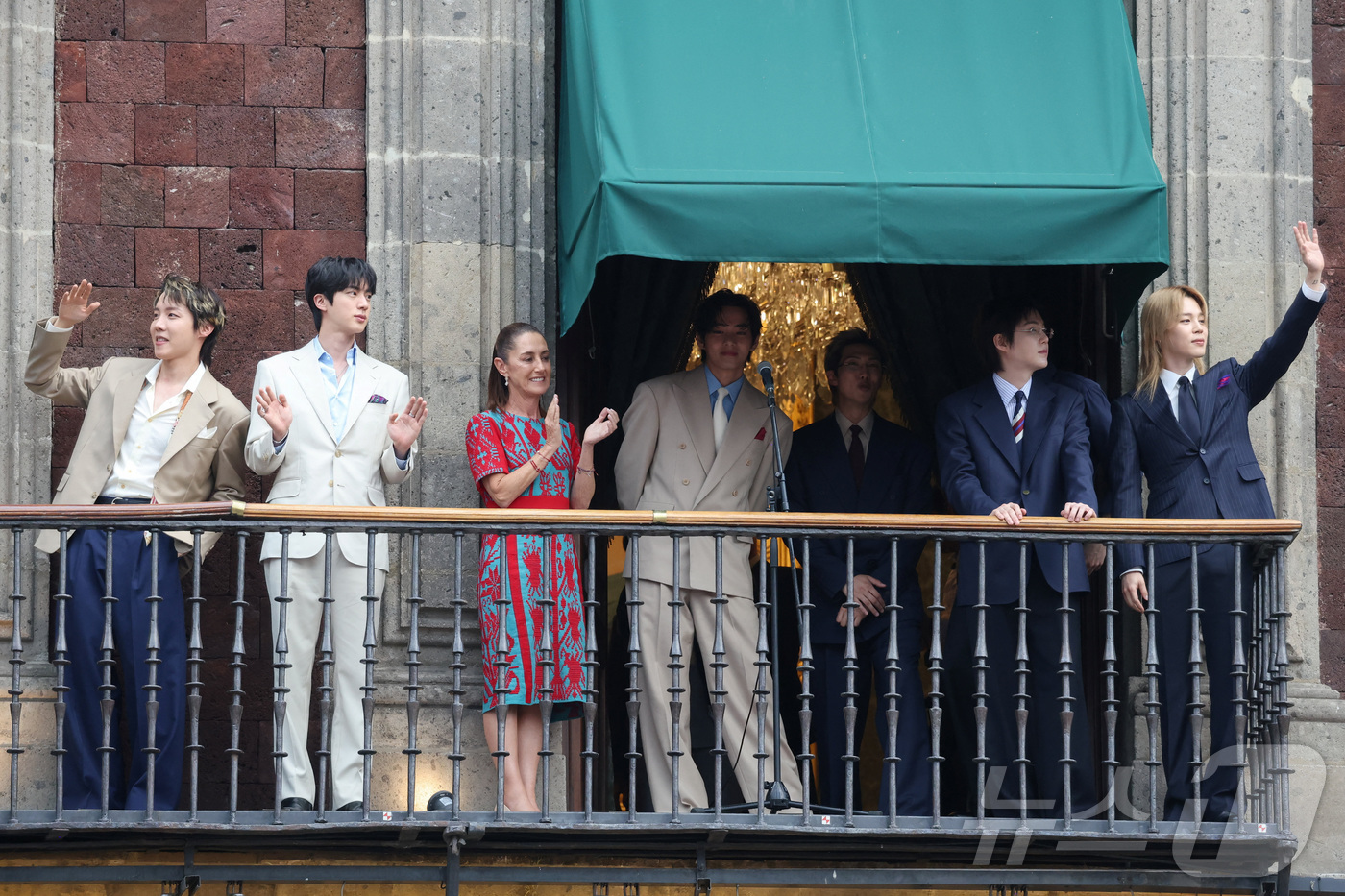 Mexican President Claudia Sheinbaum and BTS members greet citizens from the balcony of the Presidential Palace in Mexico City on the 6th (local time).