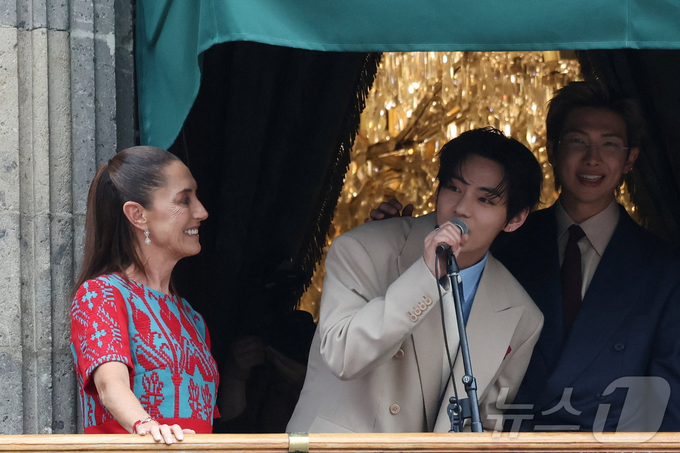 Mexican President Claudia Sheinbaum and BTS member Jin greet citizens from the balcony of the Presidential Palace in Mexico City on the 6th (local time).