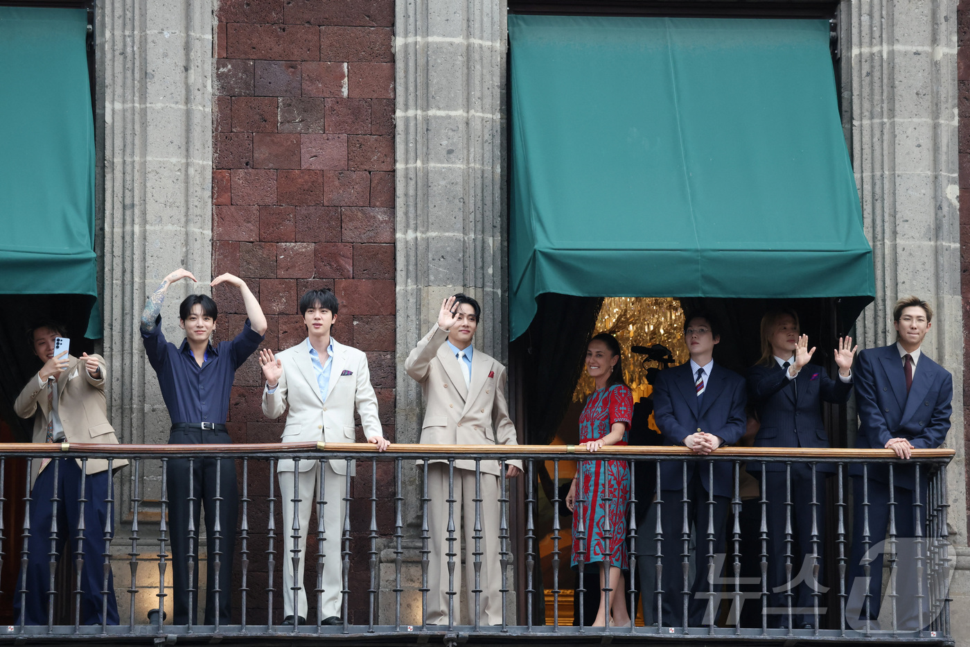 Ahead of the BTS World Tour 'ARIRANG' concert in Mexico City, BTS members invited to the Presidential Palace stand on the balcony with President Claudia Sheinbaum to greet fans on the 6th (local time).