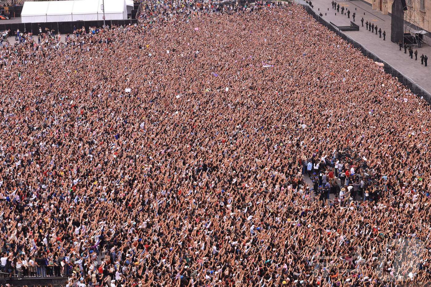 While BTS members converse with Mexican President Claudia Sheinbaum at the Presidential Palace on the 6th (local time), Zócalo Square in front of the palace is packed with BTS fans.