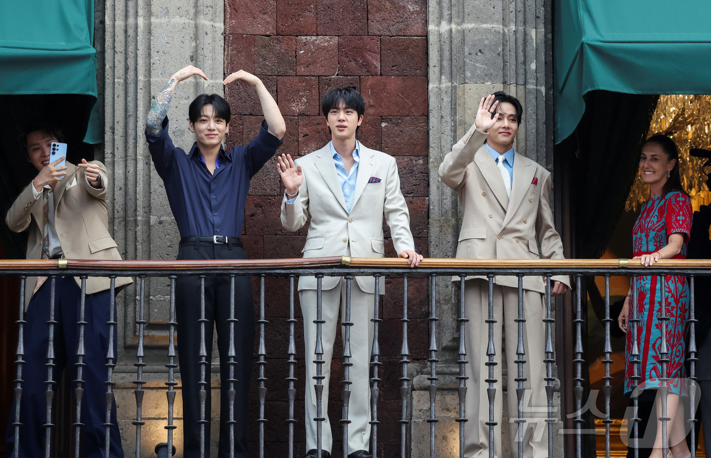 Mexican President Claudia Sheinbaum and BTS members greet citizens from the balcony of the Presidential Palace in Mexico City on the 6th (local time).