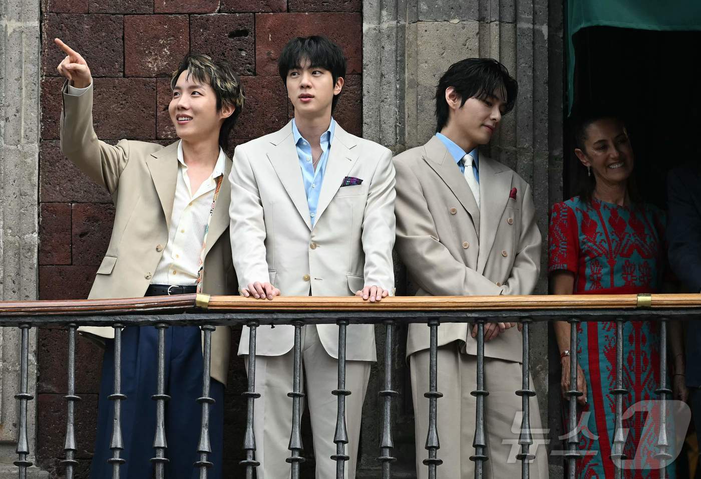 Mexican President Claudia Sheinbaum and BTS members j-hope, Jin, and V greet citizens from the balcony of the Presidential Palace in Mexico City on the 6th (local time).
