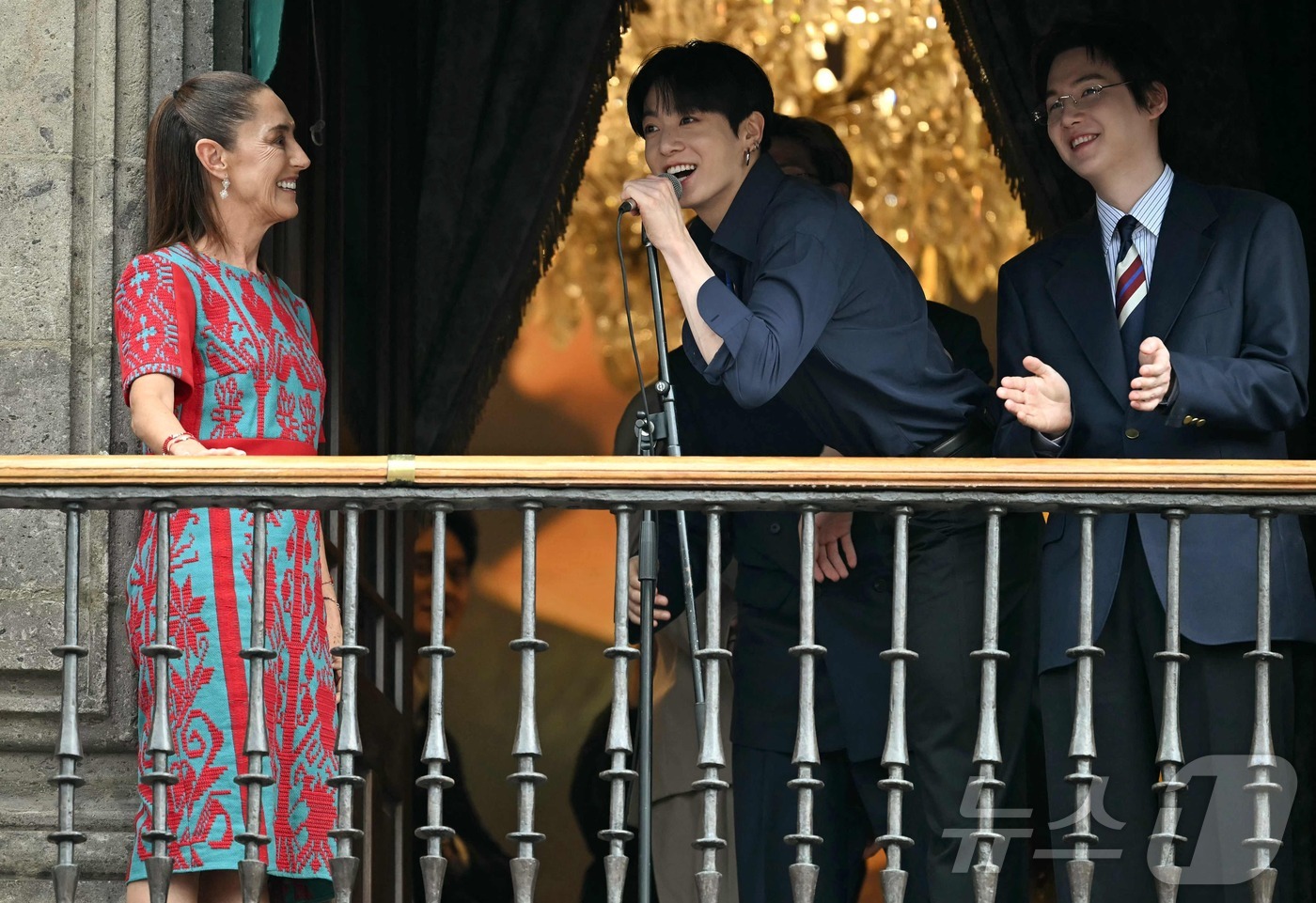 Mexican President Claudia Sheinbaum and BTS members Jungkook and Suga greet citizens from the balcony of the Presidential Palace in Mexico City on the 6th (local time).