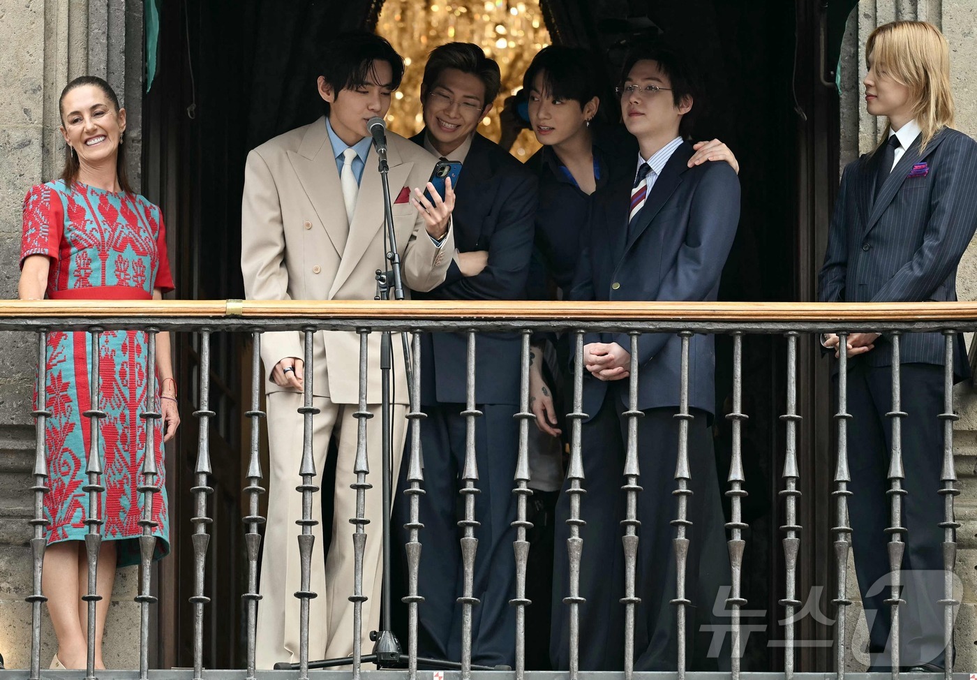 Mexican President Claudia Sheinbaum and BTS members greet citizens from the balcony of the Presidential Palace in Mexico City on the 6th (local time).