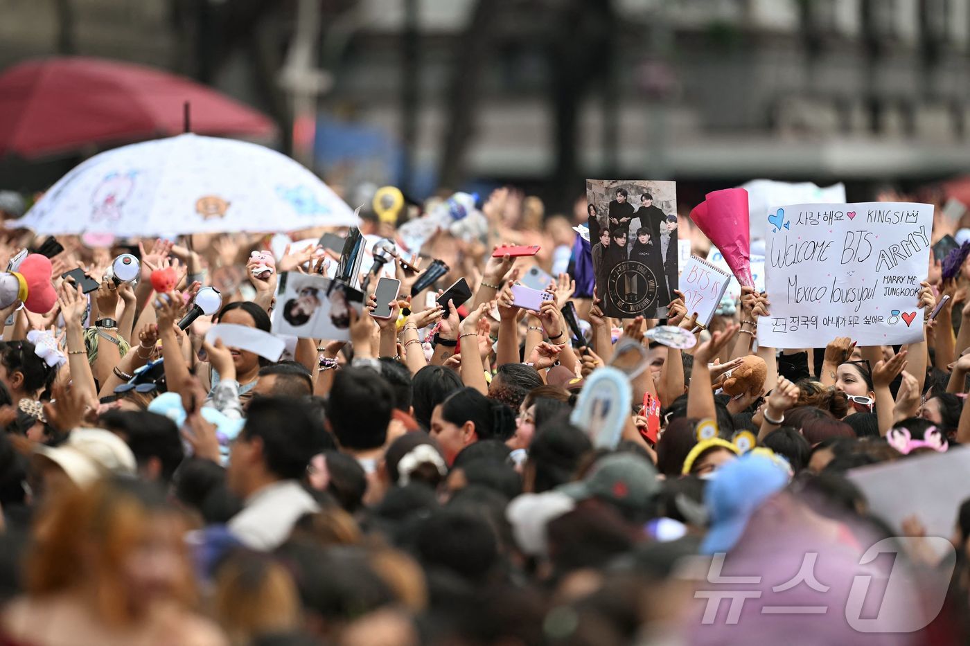 While BTS members converse with Mexican President Claudia Sheinbaum at the Presidential Palace on the 6th (local time), Zócalo Square in front of the palace is packed with BTS fans.