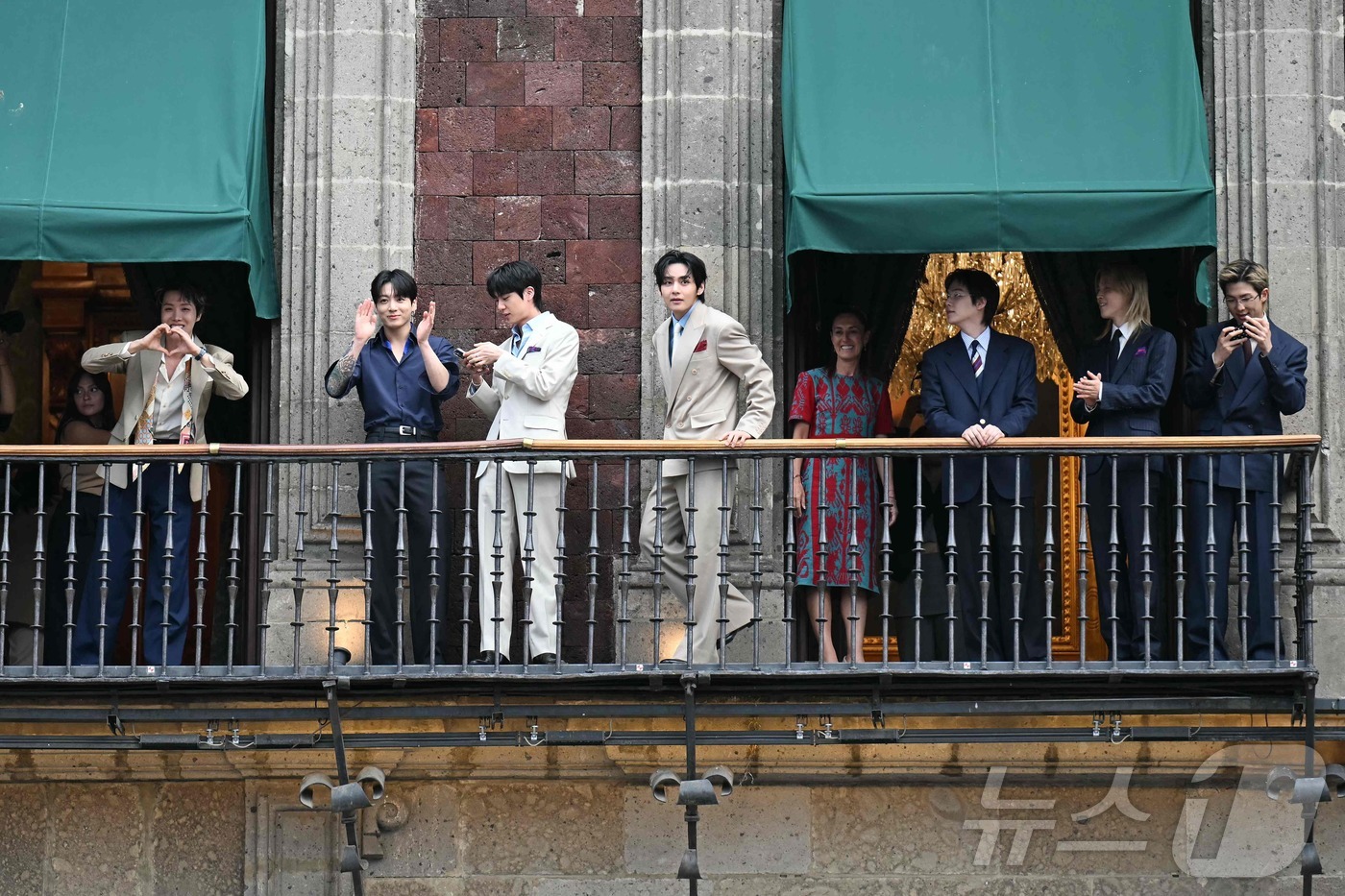 Mexican President Claudia Sheinbaum and BTS members greet citizens from the balcony of the Presidential Palace in Mexico City on the 6th (local time).