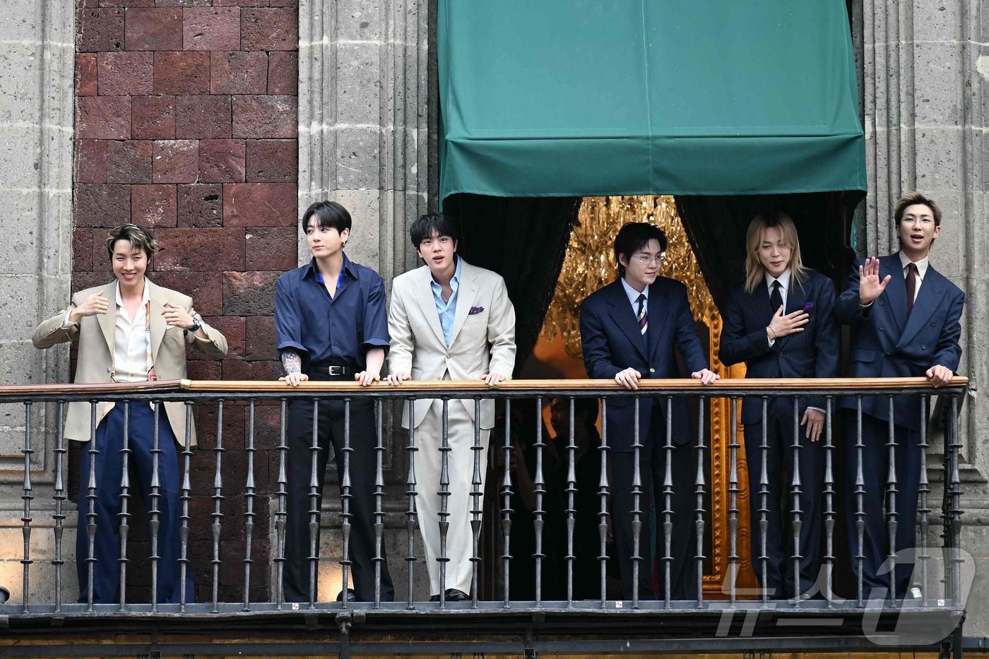 BTS members greet ARMYs and citizens from the balcony of the Presidential Palace located in Zócalo Square, Mexico City, on the 6th (local time).