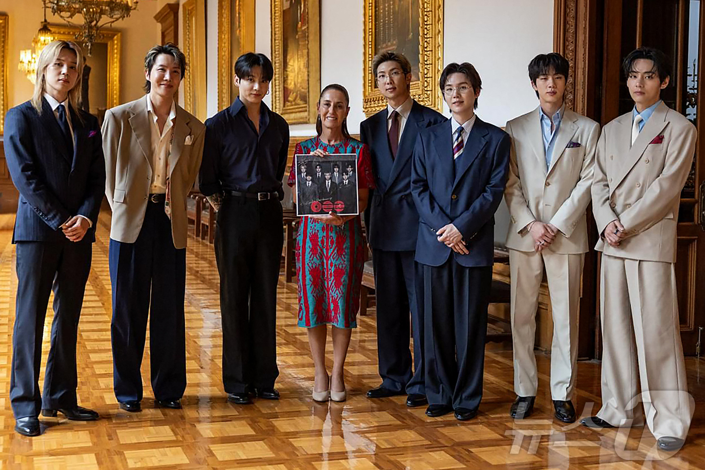 K-pop group BTS takes a commemorative photo with Mexican President Claudia Sheinbaum at the Palacio Nacional in Mexico City on the 6th (local time). BTS is scheduled to hold three sold-out performances at the Estadio GNP Seguros in Mexico City on May 7, 9, and 10.