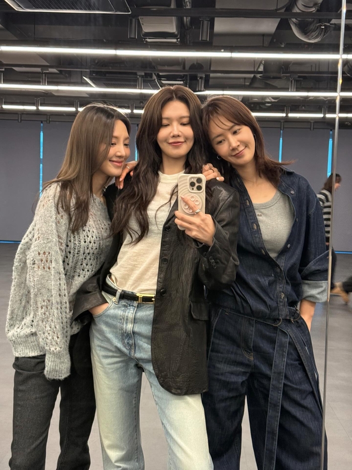 Hyoyeon, Sooyoung, and Yuri. Photo | Sooyoung's SNS