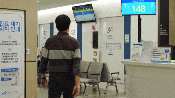 미주신경성 실신 의심 환자가 중앙대광명병원에서 갤럭시 워치6를 착용하고 임상 연구에 참여하고 있다. 삼성전자 제공