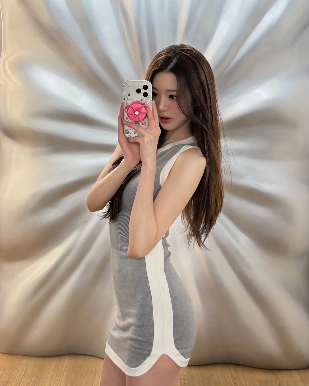 포즈를 취하고 있는 아이브 멤버 장원영. 본인 인스타그램 계정