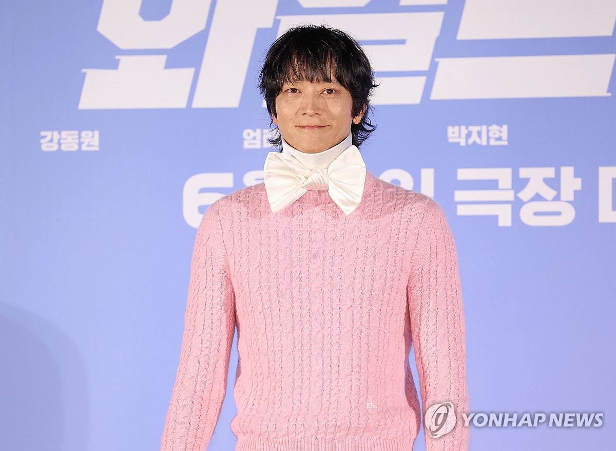 Gang Dong-won like a gift (Seoul=Yonhap News) Reporter Lee Jae-hee = Actor Gang Dong-won is posing at the production briefing for the movie 'Wild Thing' held at Lotte Cinema Konkuk University Entrance in Gwangjin-gu, Seoul on the 7th. 2026.5.7