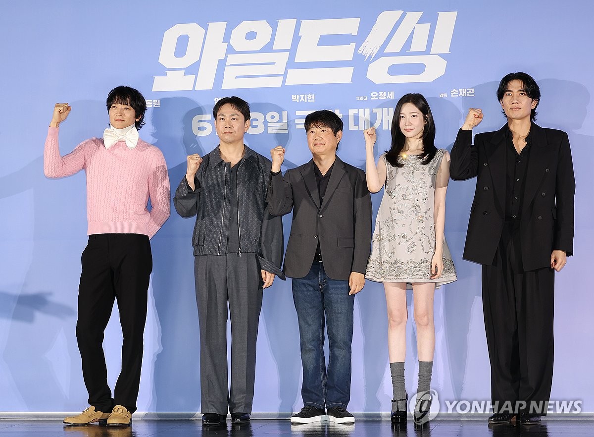 Production briefing for the movie 'Wild Thing' (Seoul=Yonhap News) Reporter Lee Jae-hee = Actor Gang Dong-won (from left), Oh Jung-se, Director Son Jae-gon, Actor Park Ji-hyun, and Um Tae-gu are posing at the production briefing for the movie 'Wild Thing' held at Lotte Cinema Konkuk University Entrance in Gwangjin-gu, Seoul on the 7th. 2026.5.7