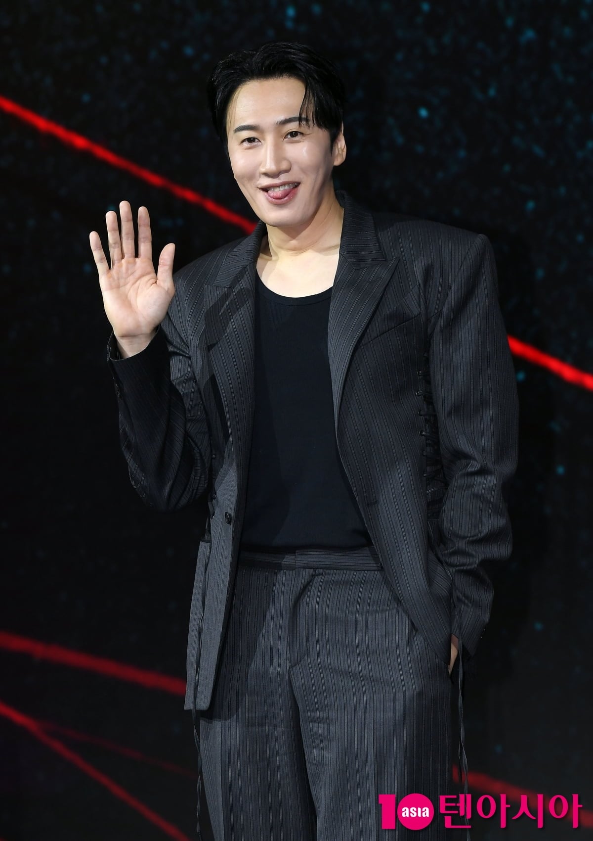 Actor Lee Kwang-soo posing for the press.