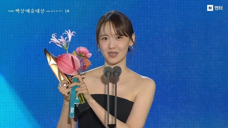 Im Yoon-ah received the Popularity Award. / Photo = Screen capture from 'Baeksang Arts Awards'.
