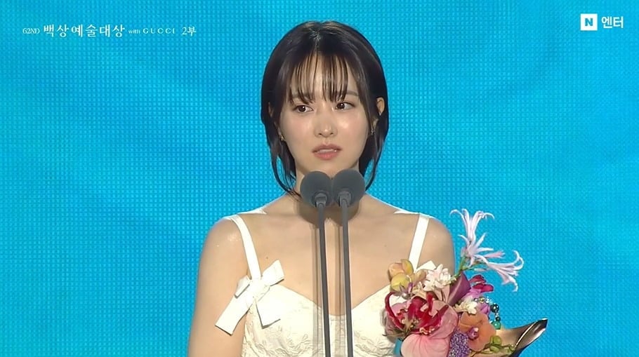 Park Bo-young Wins Best Actress at Baeksang Arts Awards, Shares Emotional Speech About Her Struggles