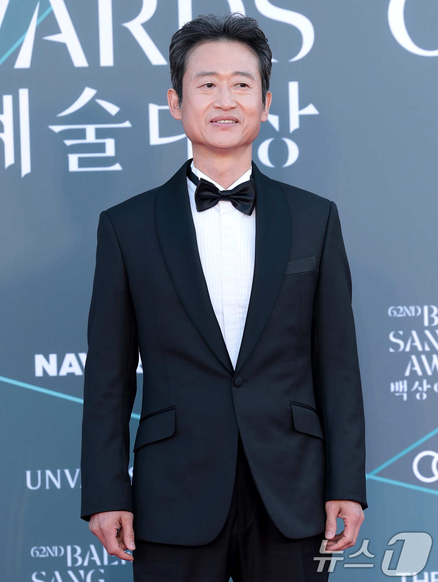Yoo Seung-mok Wins Best Supporting Actor at the 62nd Baeksang Arts Awards, Gets Emotional Over First Nomination!