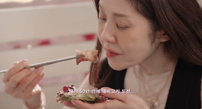 Go Hyun-jung Tries Pork for the First Time in 56 Years: "I'm Obsessed with Frozen Pork Belly!" Go Hyun-jung Tries Pork for the First Time in 56 Years: