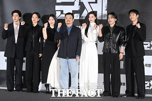 'Swarm' will be unveiled for the first time through the official Midnight Screening at the Lumière Grand Theatre on the 15th at 12:30 AM. The photo shows Go Soo, Kim Shin Rok, Shin Hyun Bin, Director Yeon Sang Ho, Jun Ji Hyun, Koo Kyo Hwan, and Ji Chang Wook (from left) posing at the production report for 'Swarm' held at CGV Yongsan I-Park Mall in Yongsan-gu, Seoul, on the morning of April 6.