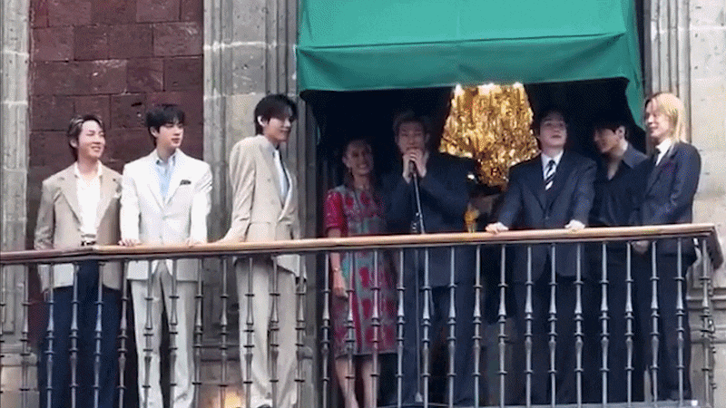 6일(현지시각) 멕시코 대통령궁 발코니에 모습을 드러낸 BTS 멤버들을 보기 위해 소칼로 광장을 가득 메운 아미들의 모습. /멕시코 문화부, X