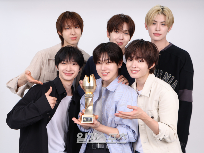 그룹 킥플립 주왕(뒷줄 왼쪽부터), 동현, 민제, 동화(앞줄 왼쪽부터), 게훈, 케이주가 7일 서울 중구 순화동 KG타워에서 진행된 일간스포츠와의 인터뷰에 앞서 사진 촬영을 하고 있다. 서병수 기자 qudtn@edaily.co.kr /2026.05.07/
