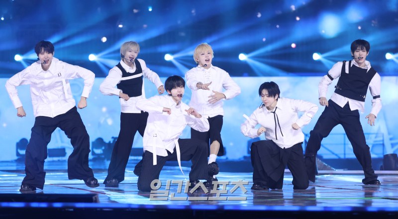 ‘2025 코리아 그랜드 뮤직 어워즈 with iM뱅크’(2025 KGMA) 둘째날 뮤직데이가 15일 오후 인천 영종도 인스파이어 아레나에서 펼쳐졌다. 그룹 킥플립이 공연을 펼치고 있다. KGMA는 한 해 동안 국내외 팬들에게 많은 사랑을 받은 K팝 아티스트와 작품들을 조명해 차별화된 콘텐츠를 선보이는 K팝 축제다. 올해는 KGMA 조직위원회와 크리에이터링, 디오디가 공동 주관하며, 인천광역시와 인천관광공사가 후원한다. 타이틀 스폰서로는 iM뱅크가 함께하며, 협찬사로 피자에땅, 레이블 코퍼레이션, 할리스가 참여한다. 2025 KGMA는 KT ENA가 주관 방송사로 참여하며, 틱톡라이브를 통해 일본, 중국을 제외한 국내 및 글로벌에 생중계된다. 일본에서는 훌루 재팬을 통해 실시간으로 볼 수 있다.  영종도(인천)=KGMA특별취재단/2025.11.15./