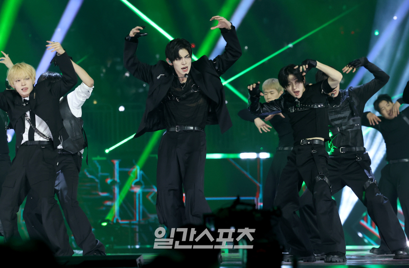 2025 코리아 그랜드 뮤직 어워즈 with iM뱅크’(2025 KGMA) 둘째날 뮤직데이가 15일 오후 인천 영종도 인스파이어 아레나에서 펼쳐졌다. 킥플립이 스페셜무대를 꾸미고 있다. KGMA는 한 해 동안 국내외 팬들에게 많은 사랑을 받은 K팝 아티스트와 작품들을 조명해 차별화된 콘텐츠를 선보이는 K팝 축제다. 올해는 KGMA 조직위원회와 크리에이터링, 디오디가 공동 주관하며, 인천광역시와 인천관광공사가 후원한다. 타이틀 스폰서로는 iM뱅크가 함께하며, 협찬사로 피자에땅, 레이블 코퍼레이션, 할리스가 참여한다. 2025 KGMA는 KT ENA가 주관 방송사로 참여하며, 틱톡라이브를 통해 일본, 중국을 제외한 국내 및 글로벌에 생중계된다. 일본에서는 훌루 재팬을 통해 실시간으로 볼 수 있다.  영종도(인천)=KGMA특별취재단/2025.11.15/