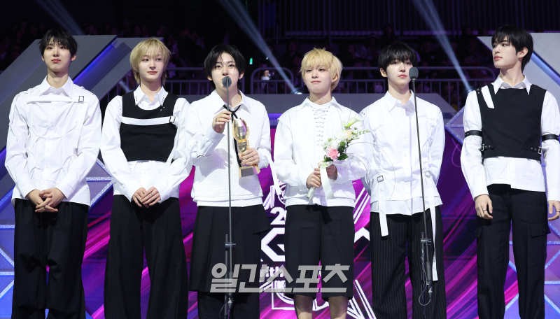 2025 코리아 그랜드 뮤직 어워즈 with iM뱅크’(2025 KGMA) 둘째날 뮤직데이가 15일 오후 인천 영종도 인스파이어 아레나에서 펼쳐졌다. IS라이징스타상을 수상한 그룹 킥플립이 소감을 말하고 있다. KGMA는 한 해 동안 국내외 팬들에게 많은 사랑을 받은 K팝 아티스트와 작품들을 조명해 차별화된 콘텐츠를 선보이는 K팝 축제다. 올해는 KGMA 조직위원회와 크리에이터링, 디오디가 공동 주관하며, 인천광역시와 인천관광공사가 후원한다. 타이틀 스폰서로는 iM뱅크가 함께하며, 협찬사로 피자에땅, 레이블 코퍼레이션, 할리스가 참여한다. 2025 KGMA는 KT ENA가 주관 방송사로 참여하며, 틱톡라이브를 통해 일본, 중국을 제외한 국내 및 글로벌에 생중계된다. 일본에서는 훌루 재팬을 통해 실시간으로 볼 수 있다.  영종도(인천)=KGMA특별취재단/2025.11.15/