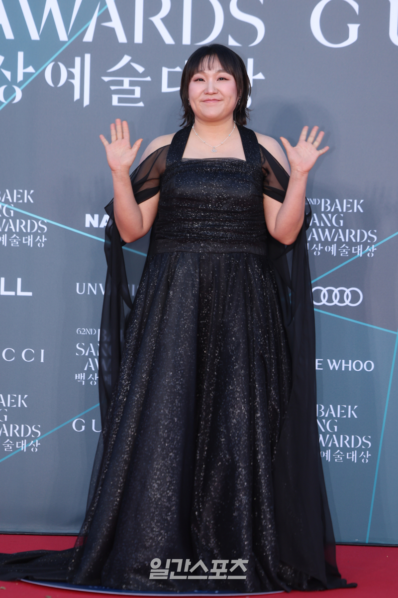 'SNL Treasure' Lee Su-ji Wins Baeksang Award for Second Year in a Row! 