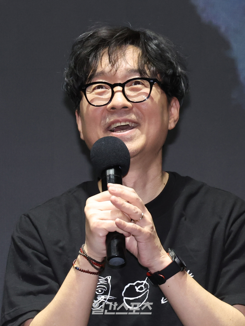 Director Jang Hang-jun Wins Gucci Impact Award at Baeksang: 