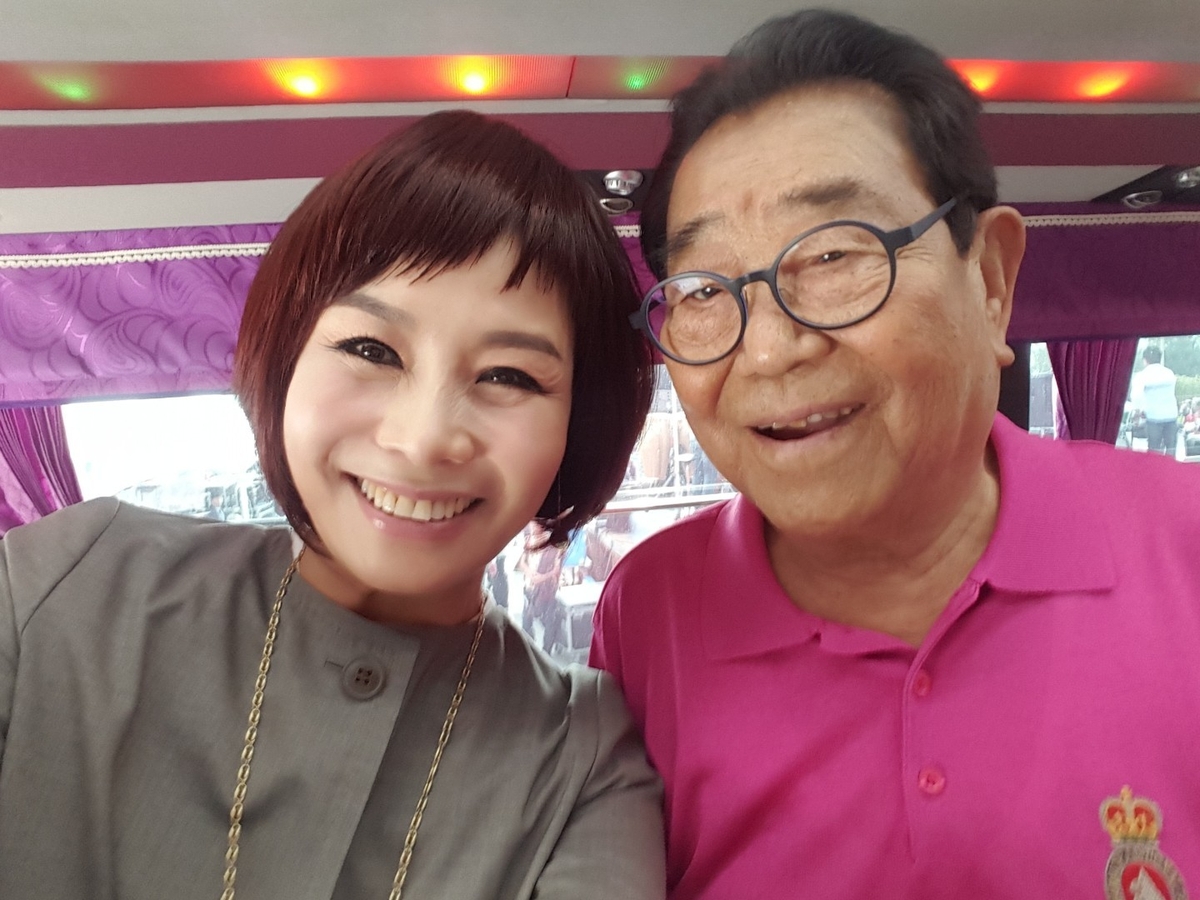 Singer Hyun Sook (left) and the late Song Hae (right)