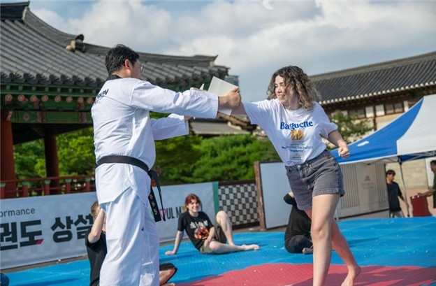 Scene of a taekwondo experience program for foreigners