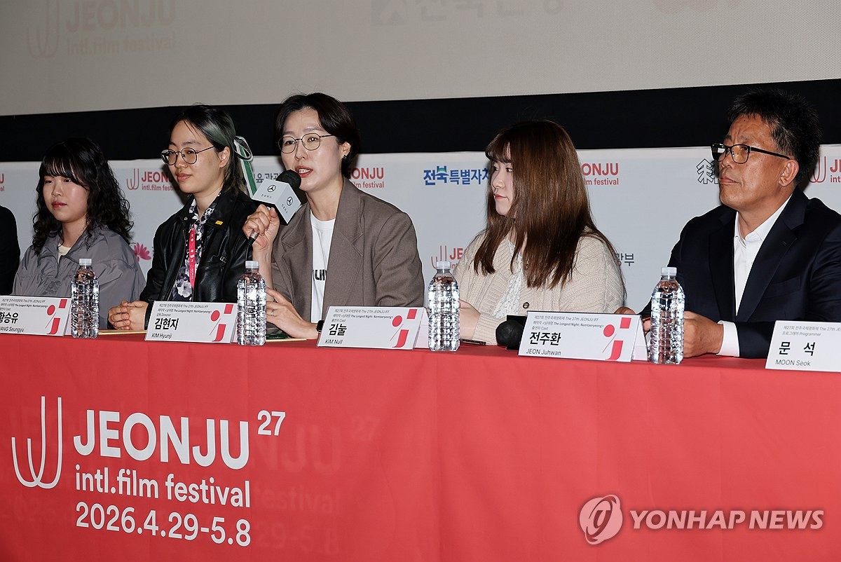 영화 '남태령' 김현지 감독 (전주=연합뉴스) 나보배 기자 = 제27회 전주국제영화제 폐막작인 영화 '남태령'을 연출한 김현지 감독(가운데)이 8일 전주디지털독립영화관에서 열린 기자회견에서 영화를 설명하고 있다. 2026.5.8 warm@yna.co.kr