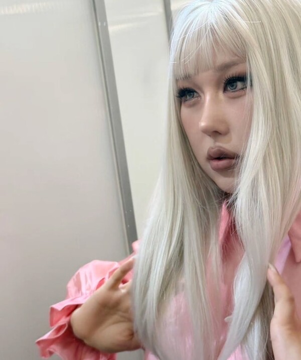 노란 수영복에 섹시한 몸매 어필하는 존예 처자