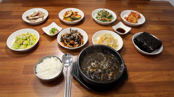 'Dongne Hanbakwi' Tteumbukguk and Tteumbugi Galbitang Restaurant