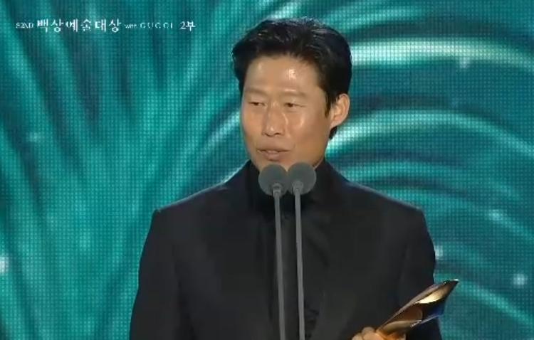 The 62nd Baeksang Arts Awards were held on the 8th at COEX in Gangnam-gu, Seoul. Entertainer Shin Dong-yup, singer and actress Suzy, and actor Park Bo-gum served as the hosts for the eighth time. Capture from Chzzk.