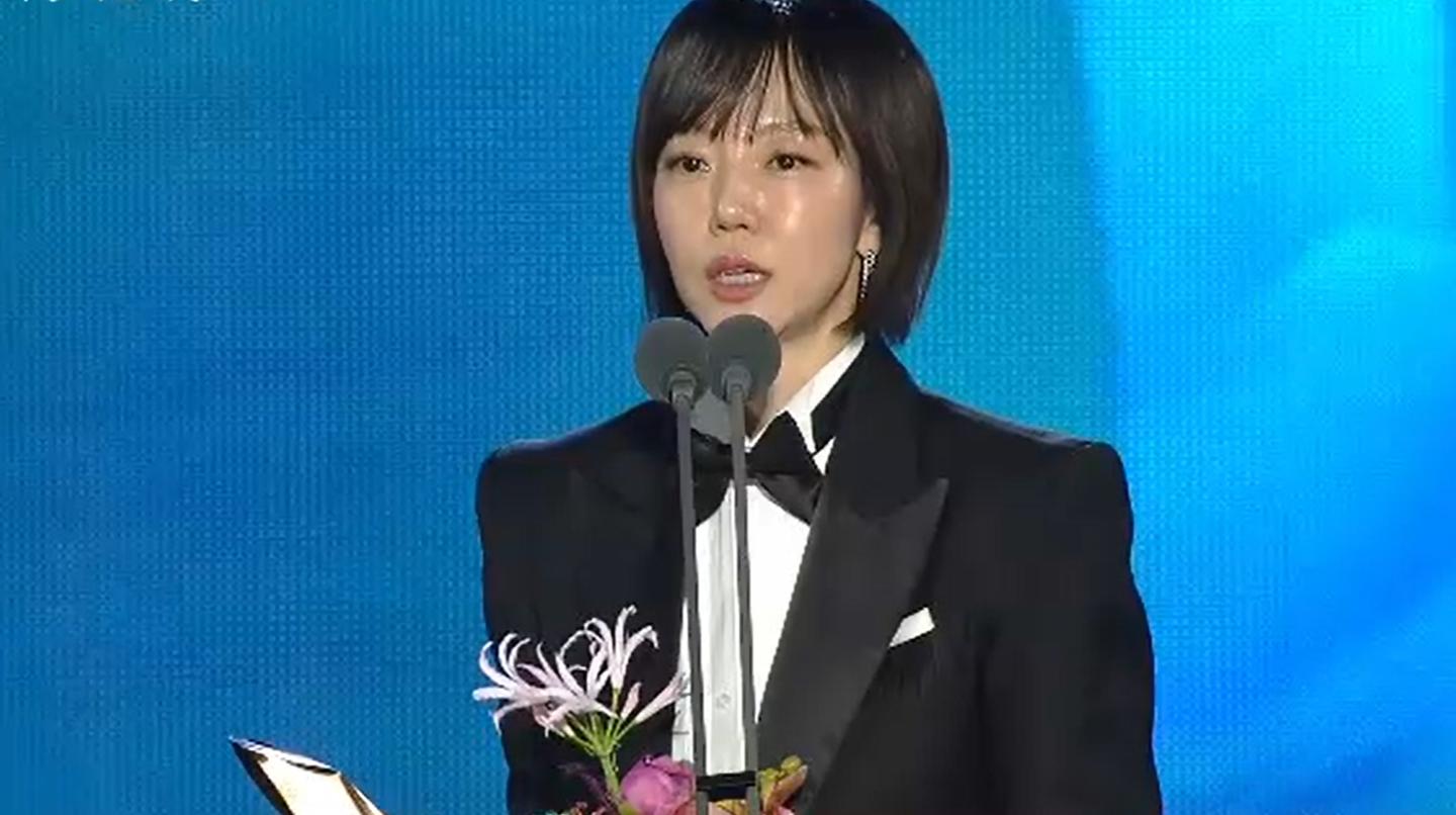 The 62nd Baeksang Arts Awards were held on the 8th at COEX in Gangnam-gu, Seoul. Entertainer Shin Dong-yup, singer and actress Suzy, and actor Park Bo-gum served as the hosts for the eighth time. Capture from Chzzk.