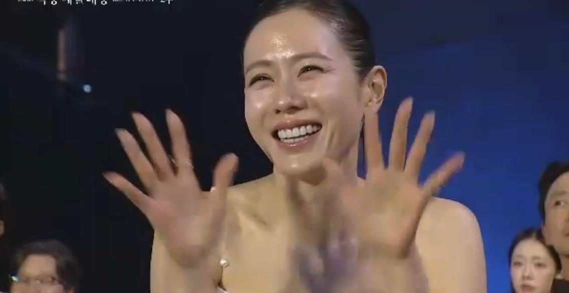 Actress Son Ye-jin could not hide her joy at actor Hyun Bin's win for Best Actor at the 'Baeksang Arts Awards'. Capture from Chzzk.