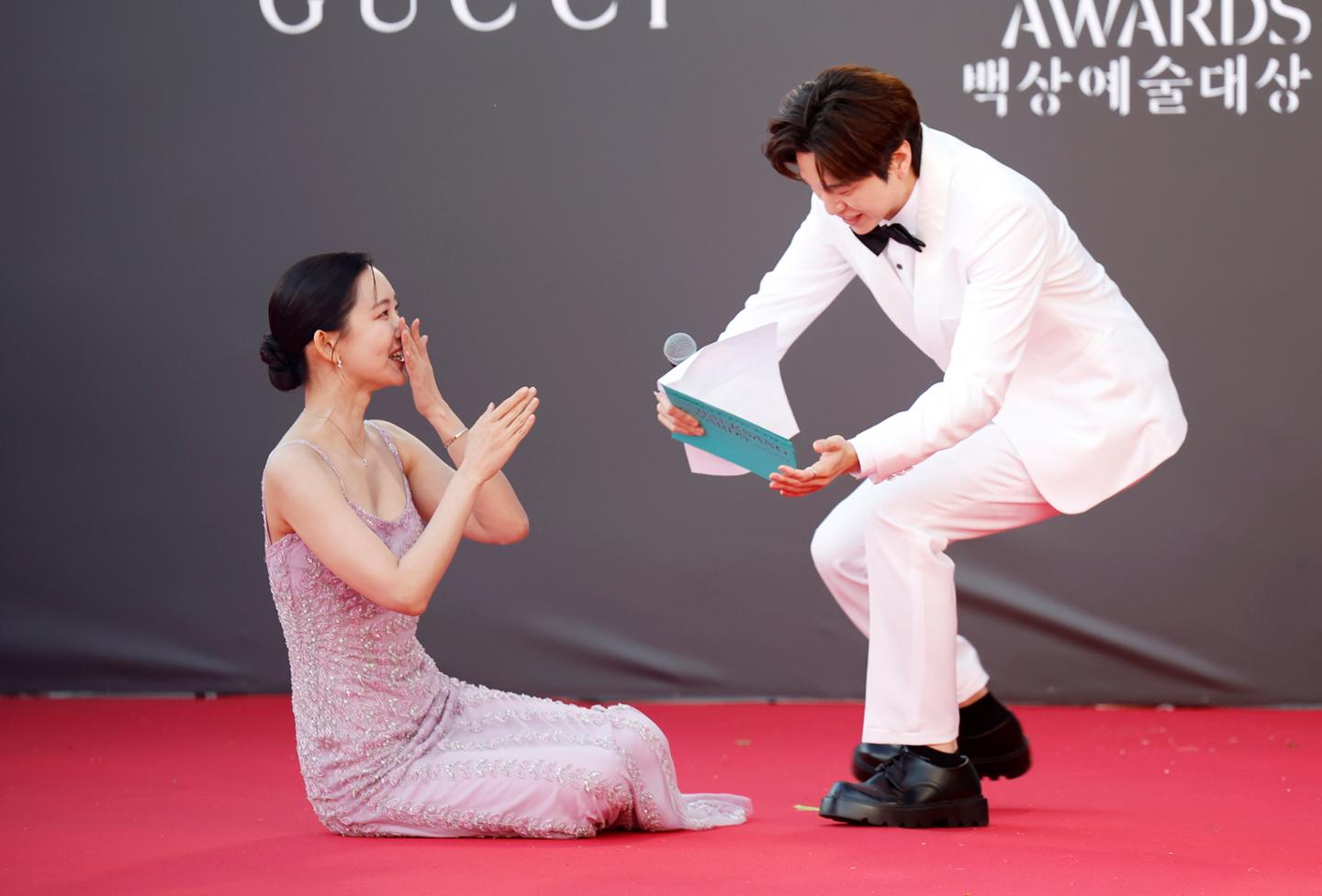 노란 수영복에 섹시한 몸매 어필하는 존예 처자