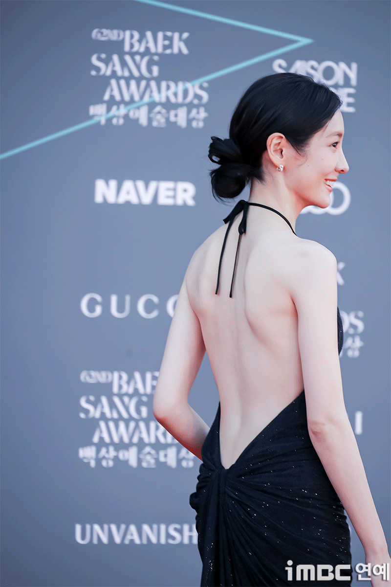 Park Ji-hyun, captivating backless dress Park Ji-hyun revealed her beautiful figure in a single backless black dress.Actress Park Ji-hyun graced the red carpet of the 62nd Baeksang Arts Awards ceremony, held on the afternoon of the 8th at the outdoor plaza of COEX in Gangnam-gu, Seoul.In particular, Park Ji-hyun appeared wearing a black dress with a deeply exposed back, drawing all eyes to the event.i
