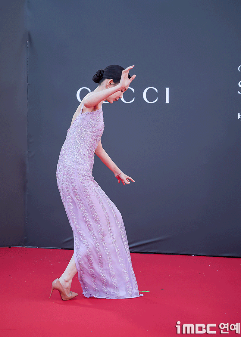 Shin Hyun-bin, Heart-Pounding Two Falls Moment Captured During Official Event Actor Shin Hyun-bin was captured in a heart-stopping moment when he fell twice at an official event. This is news capturing the unexpected moments that occurred on the scene.