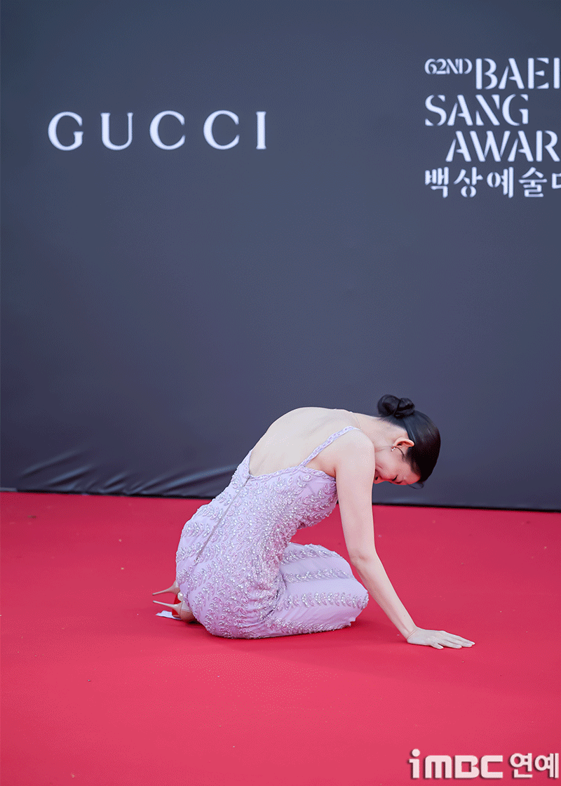 Shin Hyun-bin, Heart-Pounding Two Falls Moment Captured During Official Event Actor Shin Hyun-bin was captured in a heart-stopping moment when he fell twice at an official event. This is news capturing the unexpected moments that occurred on the scene.