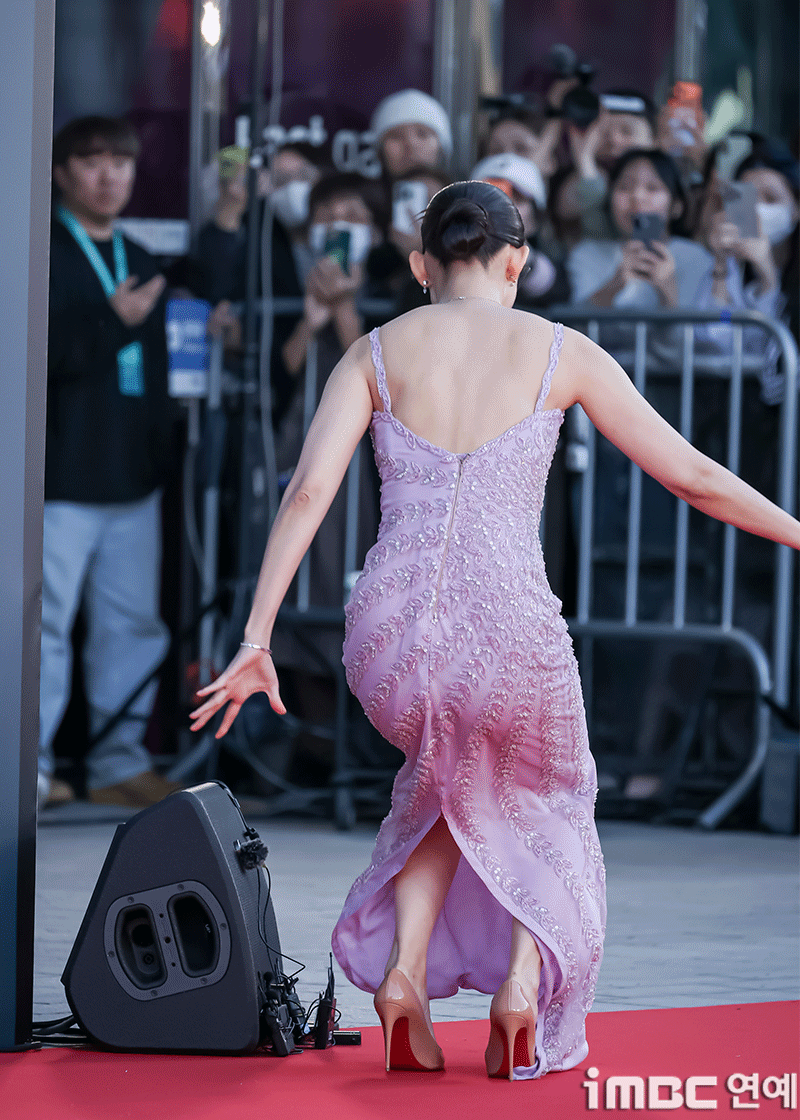 Shin Hyun-bin, Heart-Pounding Two Falls Moment Captured During Official Event Actor Shin Hyun-bin was captured in a heart-stopping moment when he fell twice at an official event. This is news capturing the unexpected moments that occurred on the scene.