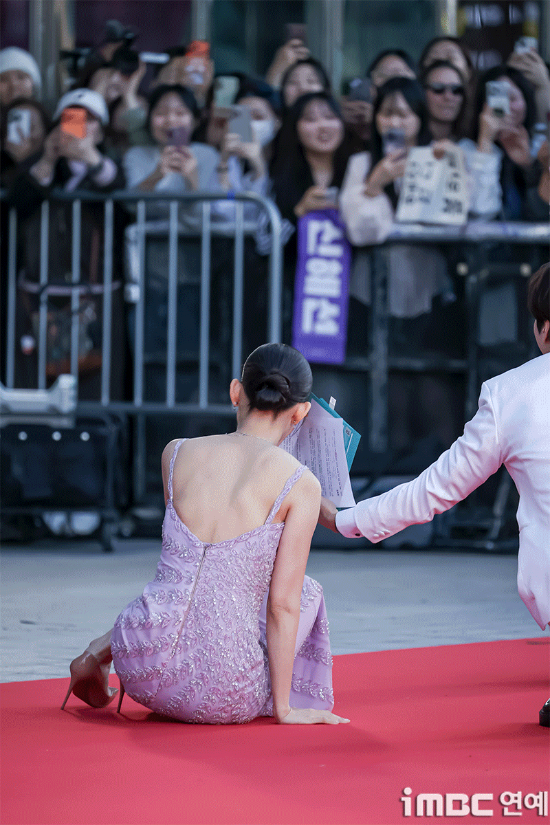Shin Hyun-bin, Heart-Pounding Two Falls Moment Captured During Official Event Actor Shin Hyun-bin was captured in a heart-stopping moment when he fell twice at an official event. This is news capturing the unexpected moments that occurred on the scene.