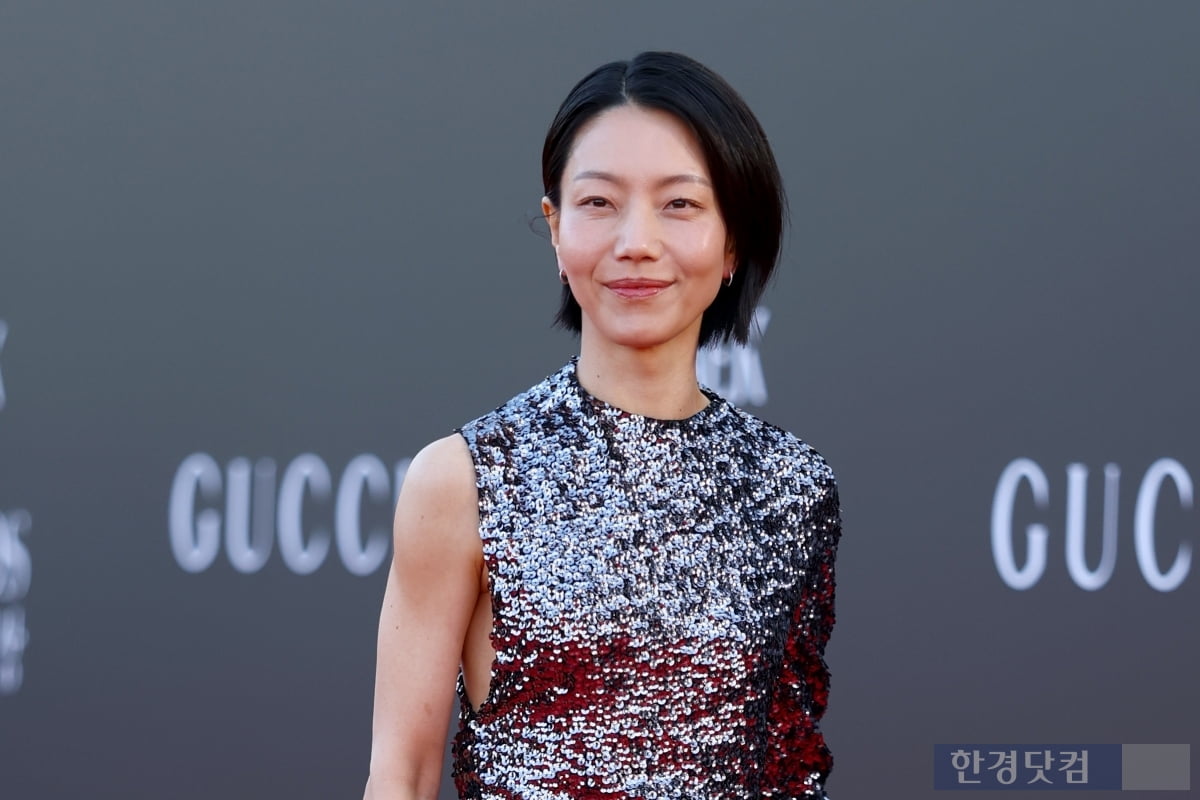 Actress Kim Shin-rok attends the red carpet event of the 62nd Baeksang Arts Awards held at COEX in Samseong-dong, Seoul on the 8th.